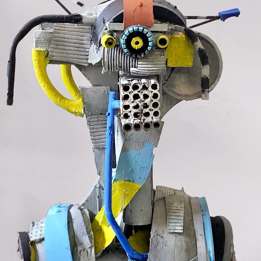 Menno Fahl, Antennenbüste, 2025, Materialmix, bemalt, 90x60x50 cm